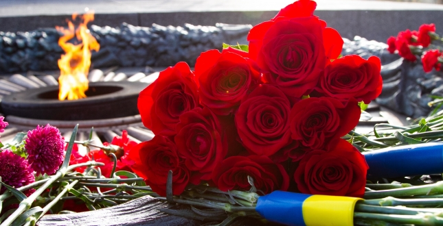 Покладання квітів у День визволення Києва